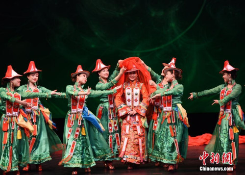 图为当晚演出的裕固族舞蹈《裕固婚礼》。 <a target='_blank' href='http://www.chinanews.com/'>中新社</a>记者 张朔 摄 图为当晚演出的裕固族舞蹈《裕固婚礼》。 <a target='_blank' href='http://www.chinanews.com/'>中新社</a>记者 张朔 摄