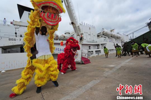 莫桑比克民众舞动中国舞狮,欢送中国海军和平方舟医院船。 江山 摄 莫桑比克民众舞动中国舞狮,欢送中国海军和平方舟医院船。 江山 摄