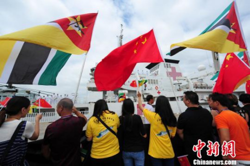 欢送人群挥动中莫两国国旗，欢送中国海军和平方舟医院船离开莫桑比克。　江山 摄