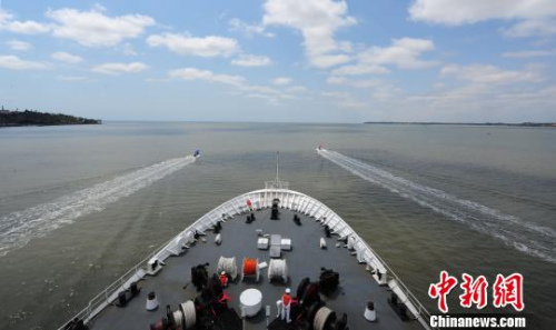 中国海军和平方舟医院船缓缓驶离马普托港时,当地民众、华侨华人自发驾驶小艇引航,送别和平方舟。 江山 摄 中国海军和平方舟医院船缓缓驶离马普托港时,当地民众、华侨华人自发驾驶小艇引航,送别和平方舟。 江山 摄