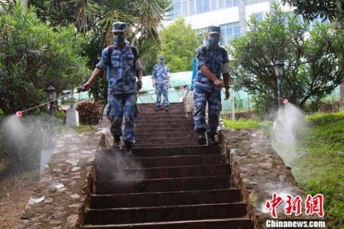 11月7日,中国海军和平方舟医院船防疫分队为中国驻莫大使馆进行消杀灭作业。 潘俊友 摄 11月7日,中国海军和平方舟医院船防疫分队为中国驻莫大使馆进行消杀灭作业。 潘俊友 摄