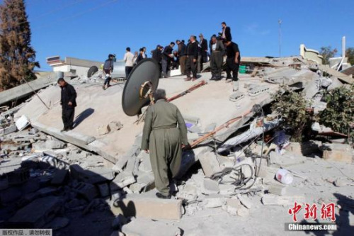 伊朗救援人员在废墟中搜寻幸存者。