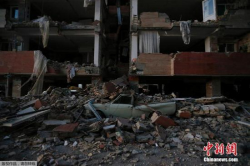 伊朗克尔曼沙赫省房屋受地震影响发生倒塌。