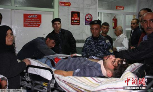 当地时间11月12日，伊拉克苏莱曼尼亚，伊拉克北部发生地震，伤者抵达医院接受治疗。