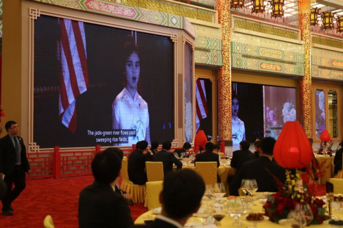 特朗普9日在习近平主席款待的国宴上播放阿拉贝拉唱中文歌的影片，引起热烈掌声。（美联社图片）