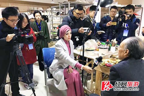 11月14日,来自8个国家的16名记者在长沙“铜官国际陶艺村”采访非遗传人。何超 摄 11月14日,来自8个国家的16名记者在长沙“铜官国际陶艺村”采访非遗传人。何超 摄