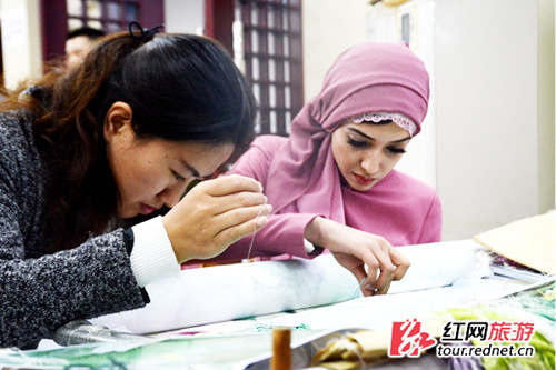 在湘绣研究所当起“绣娘”,体验了一次湘绣。你可能觉得她有点面熟,因为在十九大召开期间,她出现在了湖南代表团媒体开放日上,收获了一大票湖南“粉丝”。 在湘绣研究所当起“绣娘”,体验了一次湘绣。你可能觉得她有点面熟,因为在十九大召开期间,她出现在了湖南代表团媒体开放日上,收获了一大票湖南“粉丝”。