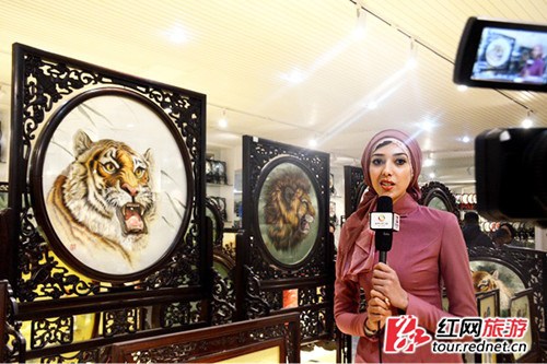 在湖南省湘绣研究所，介绍起身旁的作品，馨玥在镜头前娓娓道来。