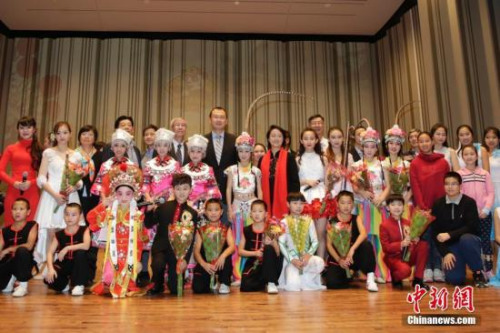 当地时间11月14日晚,“中华文化大乐园——优秀才艺学生交流团”文艺演出在美国费城宾州大学Irvine大礼堂上演,当地华人华侨相聚一堂观看演出。图为代表团团长、中国国侨办司长邵蜀望与中国驻纽约副总领事邱舰等与演职人员合影。<a target='_blank' href='http://www.chinanews.com/'>中新社</a>记者 廖攀 摄 当地时间11月14日晚,“中华文化大乐园——优秀才艺学生交流团”文艺演出在美国费城宾州大学Irvine大礼堂上演,当地华人华侨相聚一堂观看演出。图为代表团团长、中国国侨办司长邵蜀望与中国驻纽约副总领事邱舰等与演职人员合影。<a target='_blank' href='http://www.chinanews.com/'>中新社</a>记者 廖攀 摄