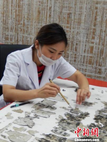 图为宁波天一阁博物馆古籍修复师于美娜 采访对象供图
