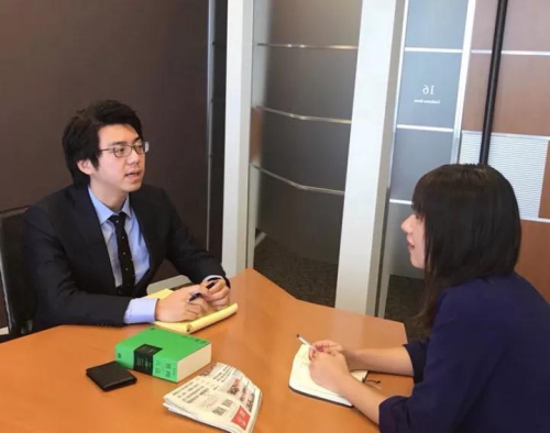 TMI律师事务所日本律师刘奔(左)接受采访。(日本《东方新报》) TMI律师事务所日本律师刘奔(左)接受采访。(日本《东方新报》)