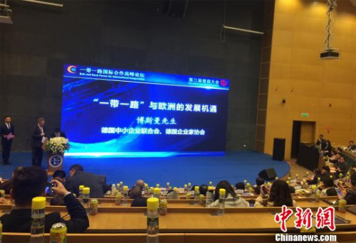 德国中小企业联合会、德国企业家协会负责人博斯曼进行专题演讲 梁婷 摄 德国中小企业联合会、德国企业家协会负责人博斯曼进行专题演讲 梁婷 摄