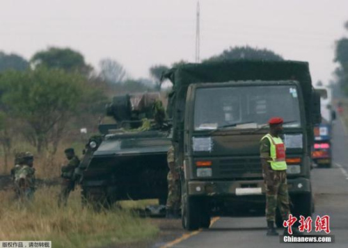 当地时间11月14日，津巴布韦首都哈拉雷，士兵站在军车旁。