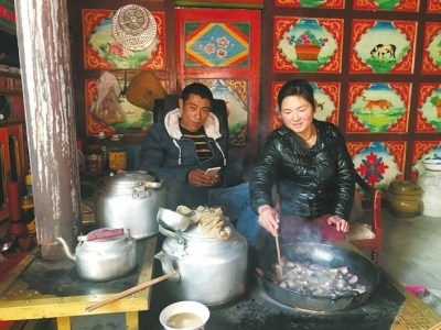 牙屯村村民蒋昌凤和丈夫在家准备晚餐。