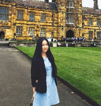 胡璇身后的教学楼是她平时的学习场所。在这里她积极学习知识,感受海外文化。 胡璇身后的教学楼是她平时的学习场所。在这里她积极学习知识,感受海外文化。
