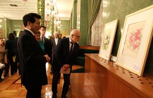 李辉大使参观画展。 李辉大使参观画展。
