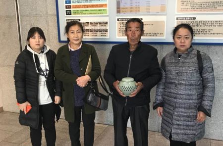 死者工友将骨灰带回国 死者工友将骨灰带回国