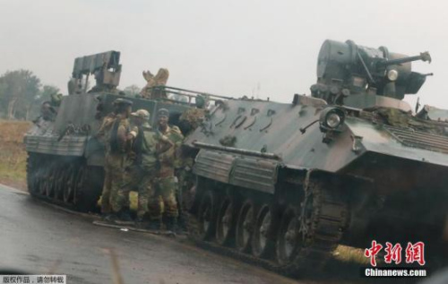 当地时间11月14日，津巴布韦首都哈拉雷，士兵站在军车旁。据多家外媒报道，津巴布韦首都哈拉雷连续发生数起爆炸，并有大批陆军部队开进城中。有部队夺取了津巴布韦国家电视台的控制权。