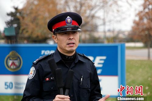 当地时间11月15日,多伦多警队华人社区联络警官杨乾良接受记者采访时提醒广大中国留学生,不要轻易把隐私信息和钱财提供给他人,要与国内的父母保持良好沟通。如果接到可疑电话,可先向同学、老师和家人反映,或向警方咨询,大家共同努力就能杜绝骗局发生。<a target='_blank' href='http://www.chinanews.com/'>中新社</a>记者 余瑞冬 摄 当地时间11月15日,多伦多警队华人社区联络警官杨乾良接受记者采访时提醒广大中国留学生,不要轻易把隐私信息和钱财提供给他人,要与国内的父母保持良好沟通。如果接到可疑电话,可先向同学、老师和家人反映,或向警方咨询,大家共同努力就能杜绝骗局发生。<a target='_blank' href='http://www.chinanews.com/'>中新社</a>记者 余瑞冬 摄