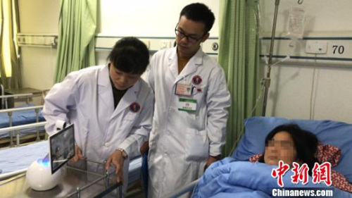 省人民医院远程医疗中心利用先进的移动设备进行远程移动查房指导。 杨勇 摄 省人民医院远程医疗中心利用先进的移动设备进行远程移动查房指导。 杨勇 摄