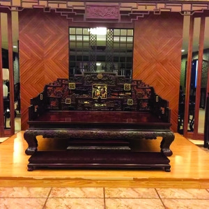 江门红木家具工匠马文进制作的具有中国传统特色的老挝大红酸枝罗