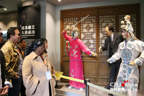 外交官参观梅兰芳纪念馆。摄影:金近 外交官参观梅兰芳纪念馆。摄影:金近
