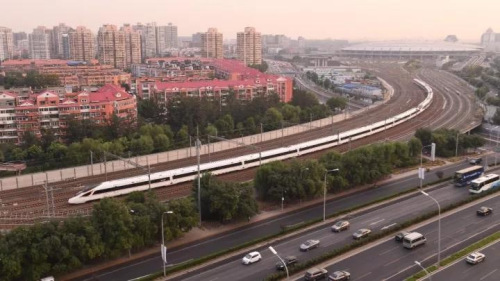 9月21日，一列“复兴号”列车驶出北京南站。新华社记者 李贺 摄