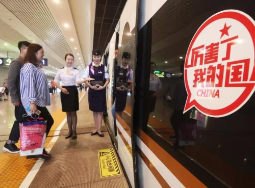 9月21日，G2次“复兴号”列车乘务员在上海虹桥站迎候旅客上车。新华社记者 陈飞 摄