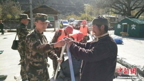 武警林芝支队官兵在地震发生后，在辖区为灾民搭设帐篷。武警西藏总队供图