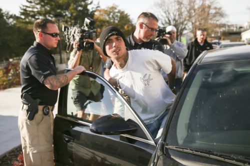 警方在盐湖城市区公共图书馆内被逮捕了嫌犯Austin Boutain。图片来自美联社 警方在盐湖城市区公共图书馆内被逮捕了嫌犯Austin Boutain。图片来自美联社