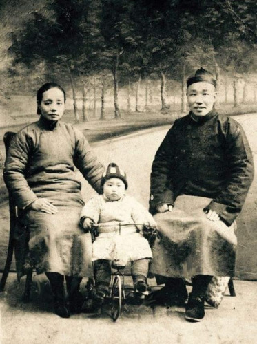老照片:孩童时期的李道煃与父母合影。(新华社记者沈敏拍摄) 老照片:孩童时期的李道煃与父母合影。(新华社记者沈敏拍摄)