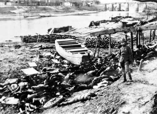 1937年12月中旬,日本侵略军攻占中国南京后,对中国老百姓进行了空前的惨无人道的大屠杀。图为在南京城西一条流往长江的小河边,被日本侵略军杀害的中国人,尸体遍地血流成河。照片是前日本军队汽车第17中队二等兵村濑守保,在日军占领南京7-10天内拍摄。(新华社发) 1937年12月中旬,日本侵略军攻占中国南京后,对中国老百姓进行了空前的惨无人道的大屠杀。图为在南京城西一条流往长江的小河边,被日本侵略军杀害的中国人,尸体遍地血流成河。照片是前日本军队汽车第17中队二等兵村濑守保,在日军占领南京7-10天内拍摄。(新华社发)