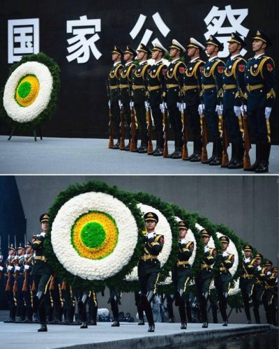 2016年12月13日,南京大屠杀死难者国家公祭仪式在南京举行,当日是第三个南京大屠杀死难者国家公祭日。(新华社记者李响摄) 2016年12月13日,南京大屠杀死难者国家公祭仪式在南京举行,当日是第三个南京大屠杀死难者国家公祭日。(新华社记者李响摄)