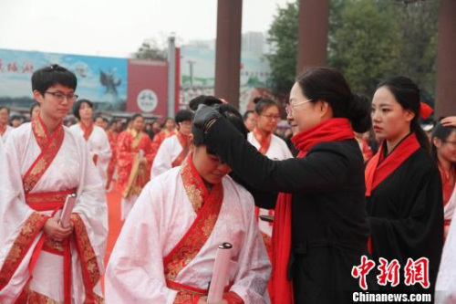 图为加笄加冠。 汉城湖景区 摄 图为加笄加冠。 汉城湖景区 摄