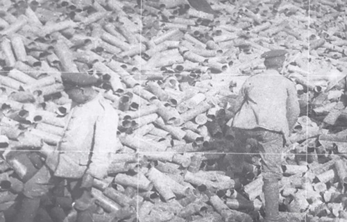 1919年中国劳工在一片废弃的炮弹壳之中。(法国欧洲时报网资料图 图片来源:威廉·詹姆斯·霍金个人收藏,版权归约翰·德·路西所有) 1919年中国劳工在一片废弃的炮弹壳之中。(法国欧洲时报网资料图 图片来源:威廉·詹姆斯·霍金个人收藏,版权归约翰·德·路西所有)