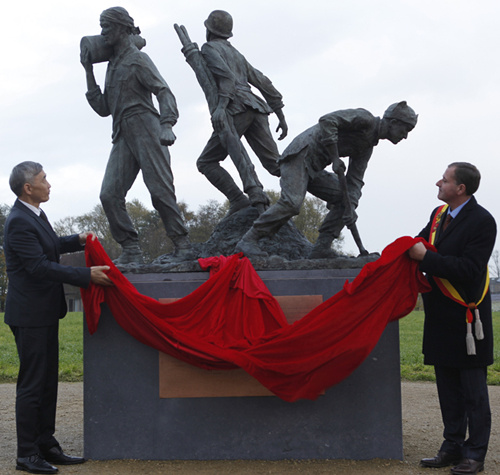 当地时间11月15日,一战华工青铜纪念雕像在比利时西部与法国接壤的波普林格市正式落成。图为中国驻比利时大使曲星与波普林格市市长德雅盖共同为雕像揭幕。(图片来源:<a target='_blank' href='http://www.chinanews.com/'>中新社</a>) 当地时间11月15日,一战华工青铜纪念雕像在比利时西部与法国接壤的波普林格市正式落成。图为中国驻比利时大使曲星与波普林格市市长德雅盖共同为雕像揭幕。(图片来源:<a target='_blank' href='http://www.chinanews.com/'>中新社</a>)