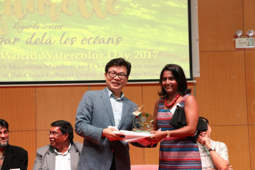 孙功谊大使为中毛艺术家颁发“毛水彩画协会年度艺术成就奖”获奖证书。