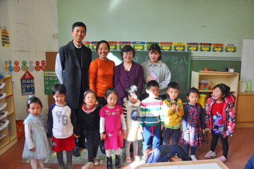 林总领事与华文学校学生合影。 林总领事与华文学校学生合影。