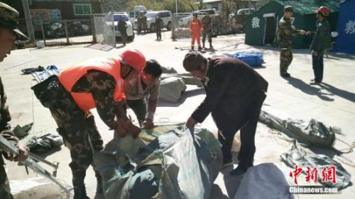 武警林芝支队官兵在地震发生后,在辖区为灾民搭设帐篷。武警西藏总队供图 武警林芝支队官兵在地震发生后,在辖区为灾民搭设帐篷。武警西藏总队供图