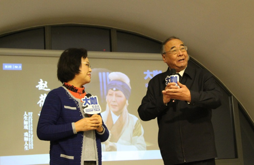 赵葆秀老师与爱人赵书成老师表演《军民鱼水情》。 赵葆秀老师与爱人赵书成老师表演《军民鱼水情》。