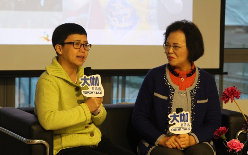 孙瑞英副总领事(左)与赵葆秀老师交流。(图片来源:本文图片均由欧洲时报记者张乔楠摄) 孙瑞英副总领事(左)与赵葆秀老师交流。(图片来源:本文图片均由欧洲时报记者张乔楠摄)
