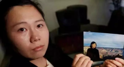 陈轶婧展示母亲的照片。 陈轶婧展示母亲的照片。