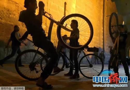 “手机摄”叙利亚大马士革几名少年正在玩自行车。