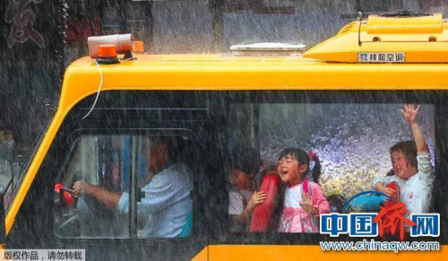 “相机摄”湖南省新宁县，突下暴雨，校车送孩子们回家途中。