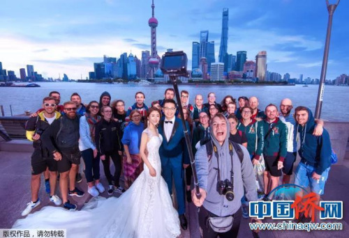 “相机摄”上海外滩，新人与外国游客的合影。