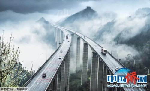 “相机摄”一场春雨过后，湖北巴东县境内的沪渝高速公路泗渡河特大桥云雾缭绕，宛若仙境。