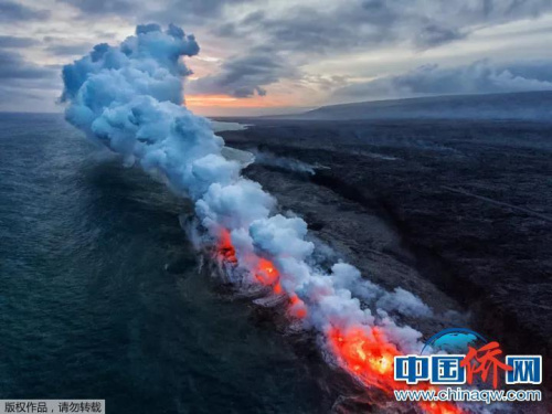  “相机摄”夏威夷大岛的基拉韦厄火山岩浆入海口。摄影师前后两次共步行80里路，终于捕捉到了自己心中的画面。