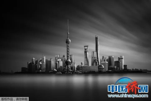 “相机摄”上海，遥望着上海浦东，长期曝光摄影手法。