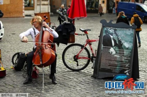 “相机摄”法国巴黎，一个曾经的提琴演奏家在街头演奏。