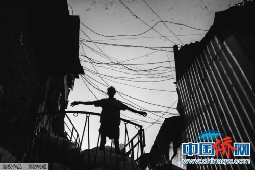 “相机摄”印度达拉维贫民窟,贫民窟中的一个搬运工,不知道他这个动作是为了伸展一下四肢还是有货物丢了下来。但在这一刻,我仿佛看见了上帝。 “相机摄”印度达拉维贫民窟,贫民窟中的一个搬运工,不知道他这个动作是为了伸展一下四肢还是有货物丢了下来。但在这一刻,我仿佛看见了上帝。